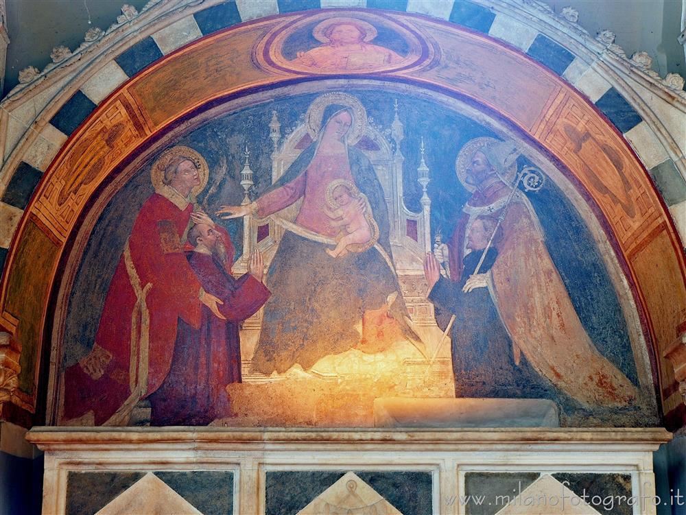 Milano - Lunetta affrescata della Tomba de Robbiani nella Basilica di San Lorenzo Maggiore